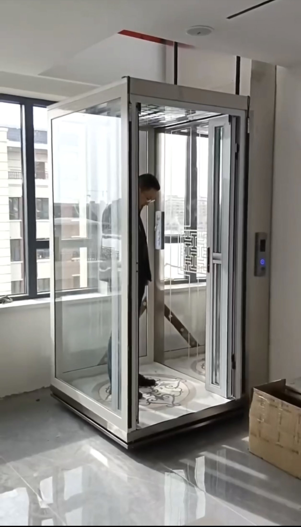 上海赫菱简易家用电梯三面玻璃实景，适合已装修房屋加装